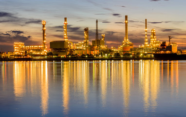 Obraz premium Oil refinery at sunrise, Thailand