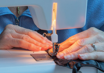 Couturière au travail sur machine à coudre