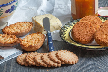 Petit déjeuner avec galettes et palets bretons, pain grillé et confiture