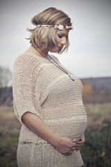 Schwangere Frau in der Natur