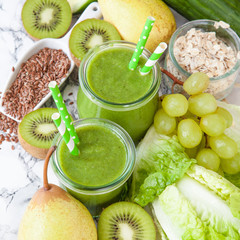 Gruener Smoothie mit Kiwi