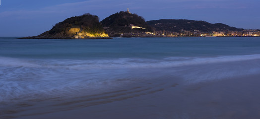 Fototapeta premium Cantabrian Sea and Shell Beach in the city of San Sebastian.
