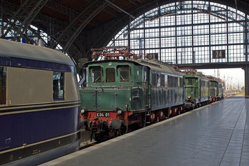 Alte Lokomotiven im Bahnhof