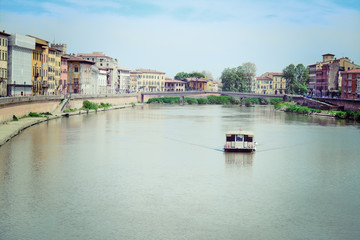Obraz premium boat in Arno river