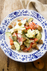 Salad with smoked salmon, rye bread and cucumber