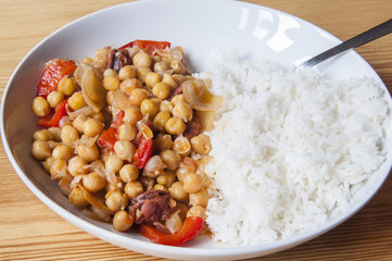 Chickpeas and spanish sausage stew with white rice