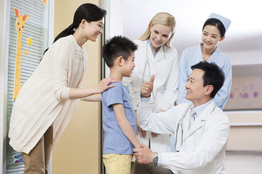Doctor talking to little boy in hospital