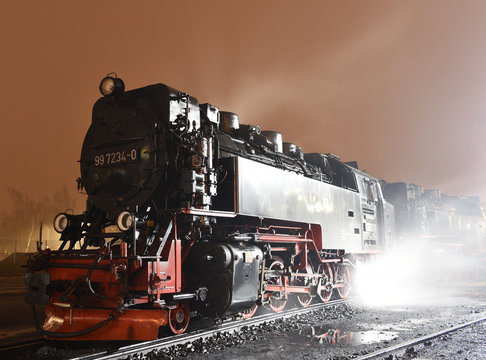 Dampflokomotiven am Abend