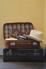 gepackter Koffer mit Kleidung und einer Bibel