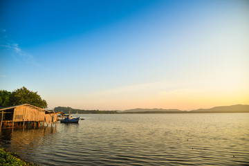Obraz premium autumn view of lake