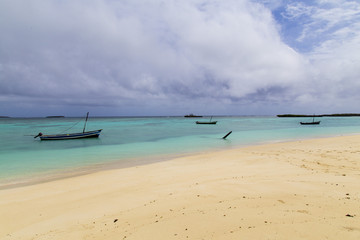 Obraz premium Sailor boats on an empty turquoise tropical beach