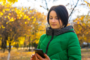Young woman reading an sms on her mobile © kolotype