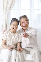 Obraz premium Couple channel surfing