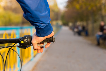 Naklejka premium Mężczyzna jedzie na rowerze przez park