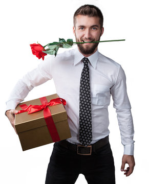 Attraktiver Mann mit Rose im Mund 