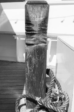 Fototapeta Wooden mooring post