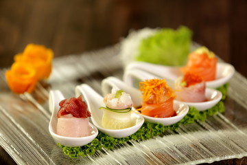 sushi su vassoio in vetro