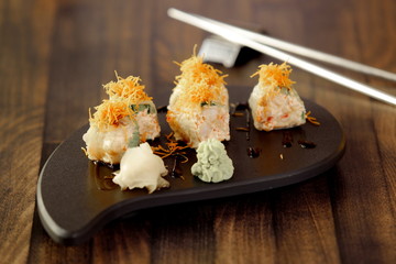 sushi su vassoio nero