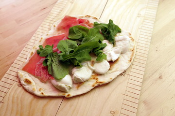 Piadina con prosciutto crudo e mozzarella di bufala
