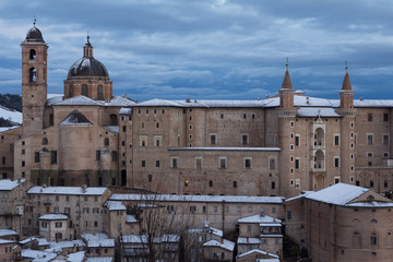 Fototapeta na wymiar Palazzo ducale di Urbino al crepuscolo