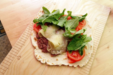 Piadina con carne e formaggio 