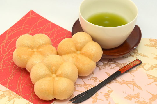 Green tea and Japanese sweets　Monaka
