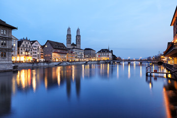 Zürich Limmatquai Grossmünster blaue Stunde