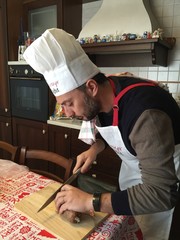 Chef che affetta il salame