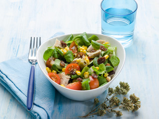 chicken salad with tomatoes and dried grapes