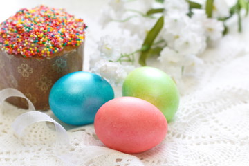 Obraz na płótnie Canvas Easter cake and eggs
