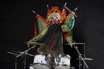 Obraz premium Man In Ceremonial Costume Playing The Drums
