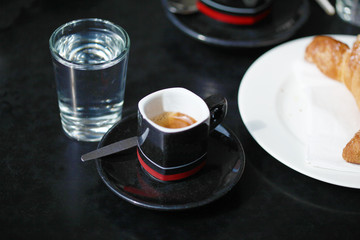 Espresso mit einem Glas Wasser