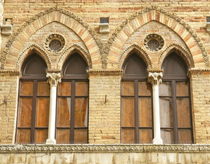 Obraz premium Detalle de ventanas de un edificio en San Gimignano, La Toscana, Italia
