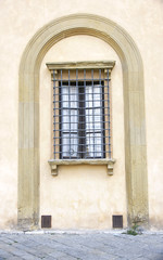 Fototapeta na wymiar Detalle ventana en Florencia, La Toscana, Italia