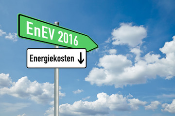 EnEV 2016 2 / Wegweiser "Energiekosten" vor Himmel mit Wolken