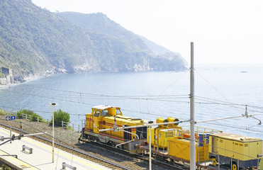 Tren en la estación de Corniglia en La Spezia, Italia