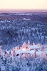 Muurstickers Winterlandschap uitzicht over een hut in bevroren bos. © jnelnea
