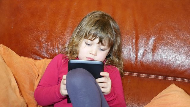 enfant jouant avec une tablette tactile
