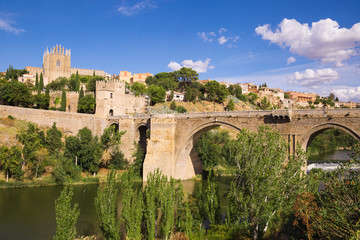 Fototapeta premium Toledo, Spain town skyline on the Tagus River.
