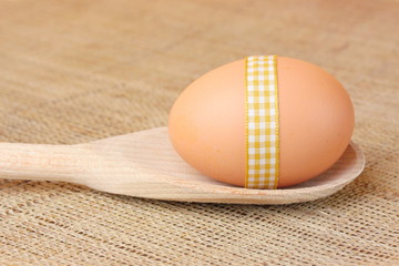 Jajko na drewnianej łyżce