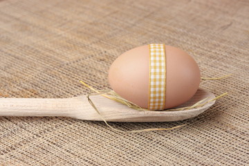Jajko na drewnianej łyżce kuchennej