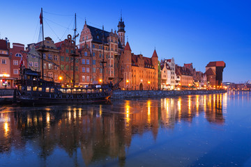 Fototapeta na wymiar The old town of Gdansk at frozen Motlawa river, Poland