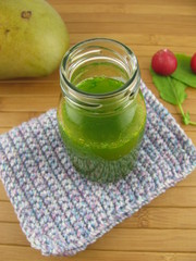 Smoothie mit Radieschenblättern und Mango