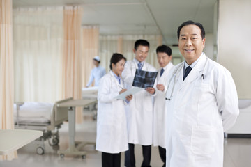 Obraz premium Portrait of a confident senior doctor