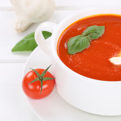 Gesunde Ernährung frische Tomatensuppe Tomatencremesuppe Tomate