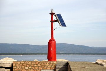 faro sul molo con pannello solare