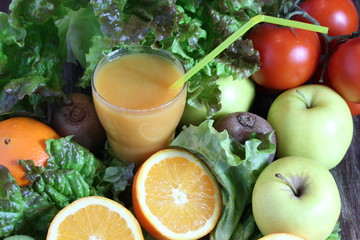 centrifuga di frutta e verdura su tavolo in legno