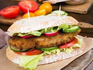 kanapka z kotletem mielonym i warzywami - domowy burger