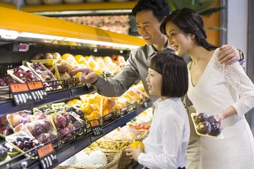 Family shopping in supermarket © Blue Jean Images