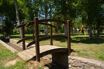 pasarela de madera sobre un arroyo